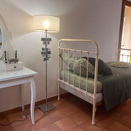 Le Mazet De Choubouloute Bed & Breakfast แซ็ง จิลส์ ภายนอก รูปภาพ