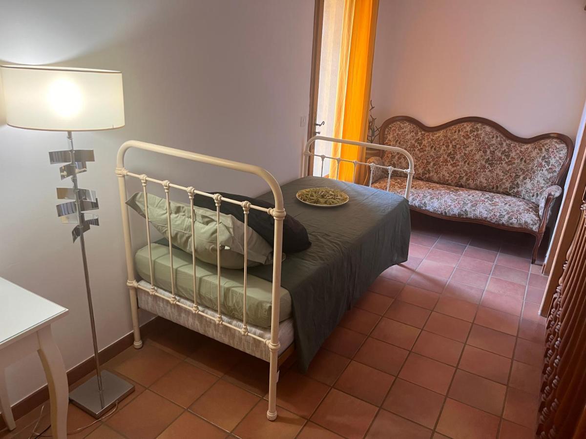Le Mazet De Choubouloute Bed & Breakfast แซ็ง จิลส์ ภายนอก รูปภาพ