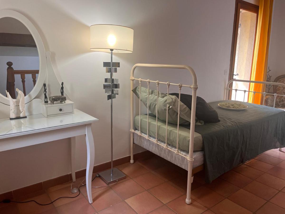 Le Mazet De Choubouloute Bed & Breakfast แซ็ง จิลส์ ภายนอก รูปภาพ